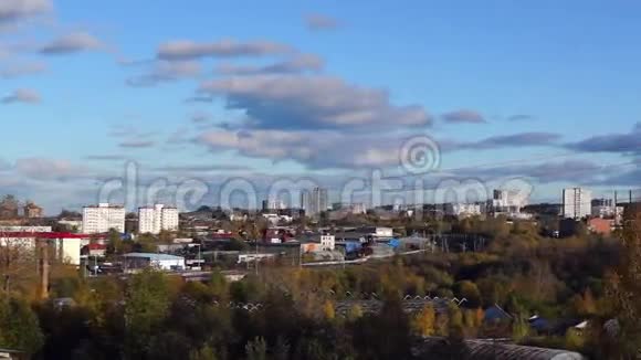 从山上俯瞰秋天的城市景观视频的预览图