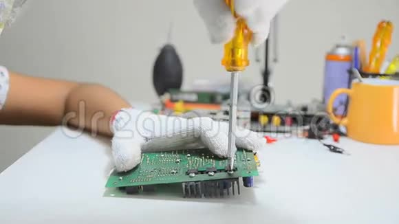 技术员正在焊接电子印刷电路板视频的预览图