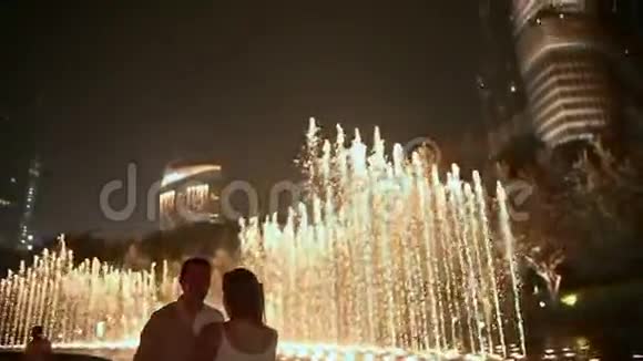 爱的一对情侣在喷泉的背景下跳舞视频的预览图