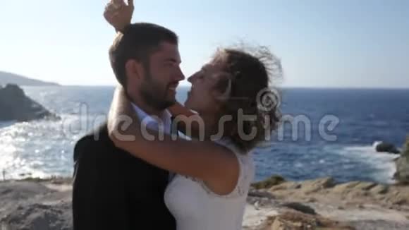 婚礼当天新郎新娘在海边接吻视频的预览图
