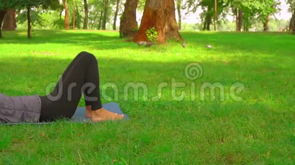 斯利姆女人在公园练习阿萨娜视频的预览图