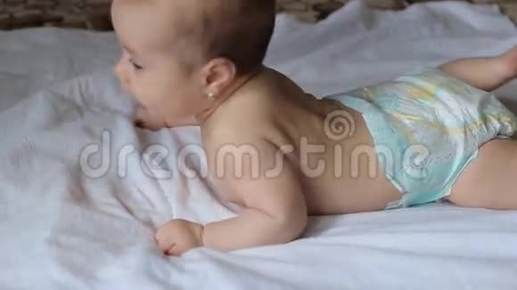 婴儿与尿布做运动视频的预览图