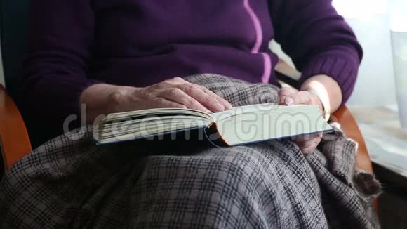 坐在窗前看书的老女人视频的预览图