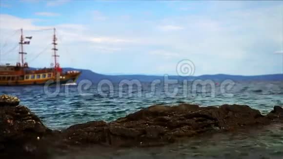 船沿克罗地亚亚得里亚海岩石海岸航行视频的预览图