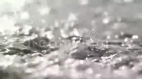 海浪拍打在岩石海岸的浪花中视频的预览图