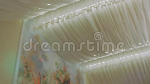 假日婚礼餐厅的白色吊灯视频的预览图