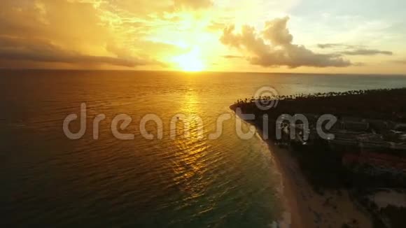 夕阳西下的海岸阳光灿烂视频的预览图