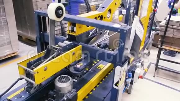 工厂传送带上的纸板箱剪辑箱子螺旋移动的生产线视频的预览图