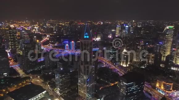 晚上照亮上海城黄浦城市景观中国鸟瞰图视频的预览图