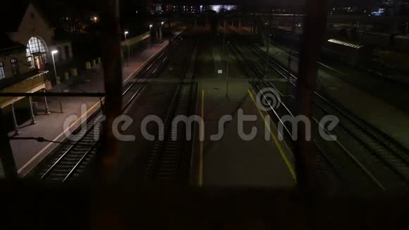 晚上火车站4KUHD视频的预览图