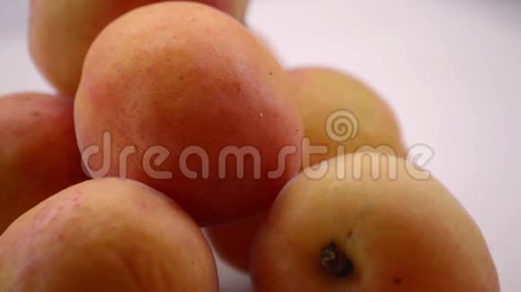 杏子新鲜和成熟的有机杏子在桌子上旋转生物水果视频的预览图