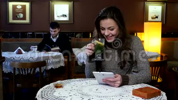年轻夫妇坐在现代咖啡馆喝茶视频的预览图