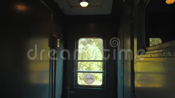 大厅走廊内铁路列车车窗灯从窗口亮起乘坐火车旅行生活方式概念视频的预览图