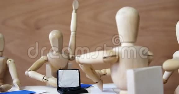 木制雕像在会议室开会视频的预览图