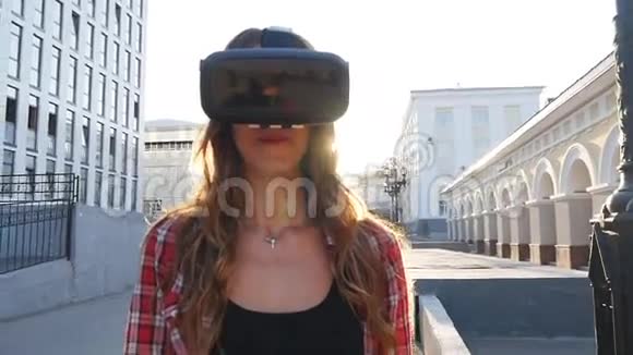 城里有虚拟现实装置的女孩视频的预览图
