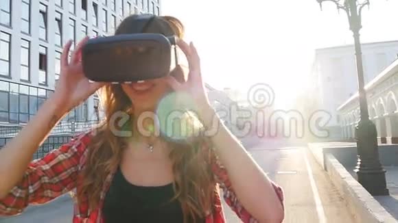 城里有虚拟现实装置的女孩视频的预览图