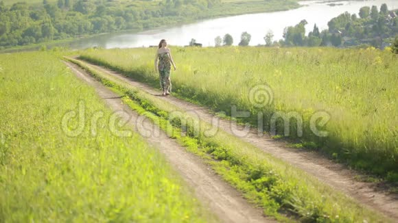 女孩走农村公路视频的预览图