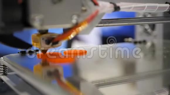 工作3d打印机序列用塑料丝丝在3D打印机上打印用塑料丝丝印刷视频的预览图