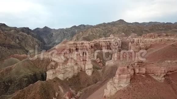 从无人驾驶飞机射击查林峡谷的俯视图红色峡谷火星观景峡谷的沙石边缘视频的预览图
