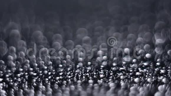 灰色背景下大水滴的背景概述视频的预览图