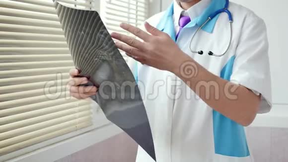 医生拿着一张医院脑部核磁共振成像的照片视频的预览图
