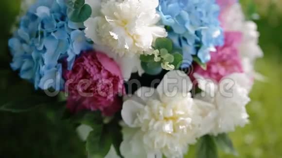 婚礼装饰用五颜六色的牡丹花束视频的预览图