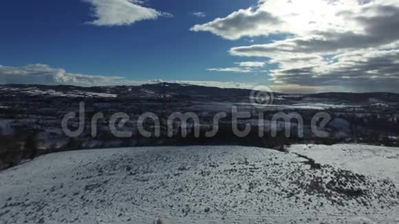 冬季鸟瞰山村飞往工业区视频的预览图