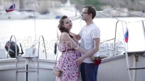 幸福的丈夫拥抱他怀孕的妻子视频的预览图