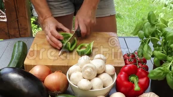 女人在木板上切青椒视频的预览图