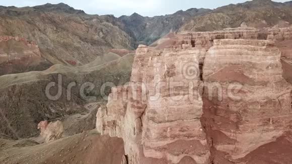 从无人驾驶飞机射击查林峡谷的俯视图红色峡谷火星观景峡谷的沙石边缘视频的预览图
