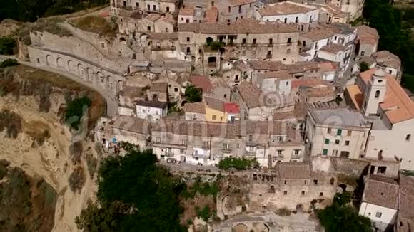 意大利Basilicata地区Dursi老城的空中全景视频的预览图