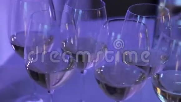 活动中桌上摆着许多装满香槟的玻璃杯视频的预览图