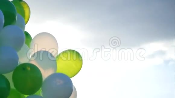 气球在晴朗的蓝天上视频的预览图