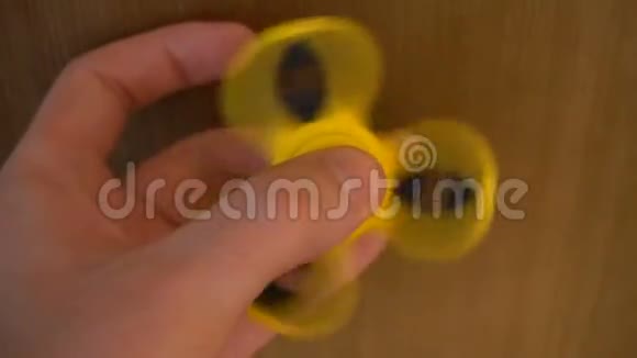 玩黄色的菲吉特旋转玩具旋转手视频的预览图