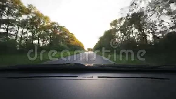 车辆点在道路上行驶看挡风玻璃视频的预览图