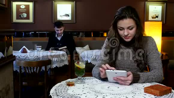 笑的女孩在咖啡店喝茶男孩视频的预览图