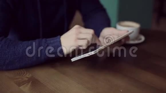 咖啡馆里使用平板电脑触摸屏的人视频的预览图