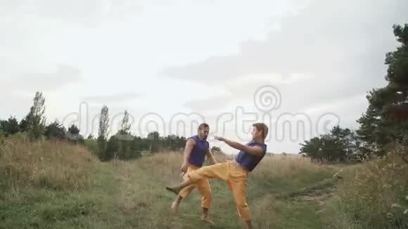 两个人在大自然中自由战斗4K视频的预览图