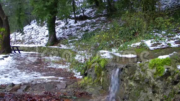 冬天的瀑布和大自然中行走的人视频的预览图