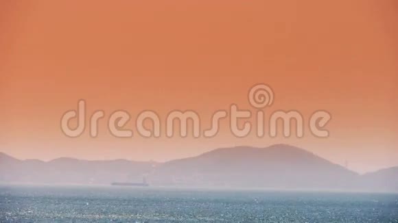 货船在波光粼粼的海浪上航行航行日落黄昏视频的预览图