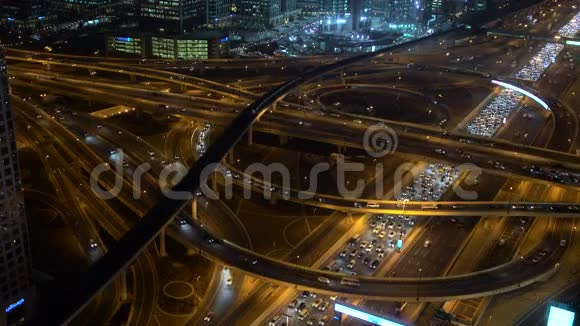 黄昏时分繁忙的高速公路交叉口的鸟瞰图迪拜视频的预览图
