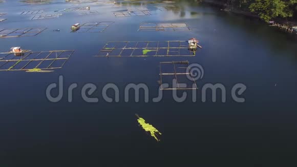 湖中建鱼笼和棚屋无人机视频的预览图