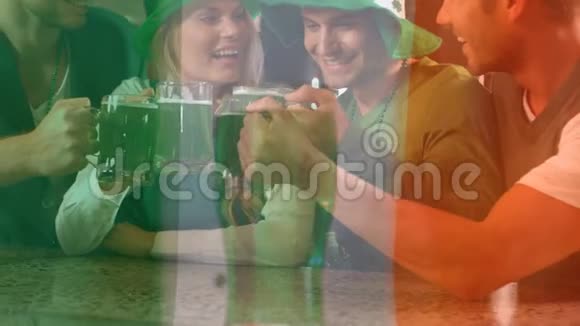 在酒吧里和爱尔兰帮凶微笑的朋友视频的预览图