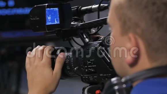 摄像机操作员与电影院广播电视摄像机一起工作视频的预览图