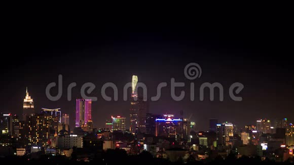 夜城摩天大楼从客机窗口出来视频的预览图