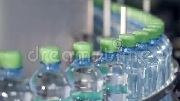 装有水的PET瓶在传送带上移动视频的预览图