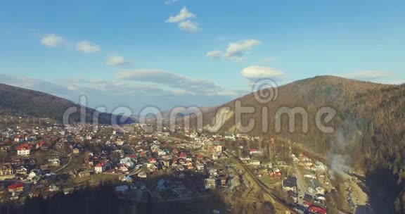 喀尔巴阡山景观和山河4k25fps视频的预览图