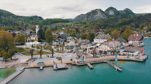 奥地利萨尔茨堡阿尔卑斯山沃尔夫冈湖山村和湖泊的空中景色视频的预览图