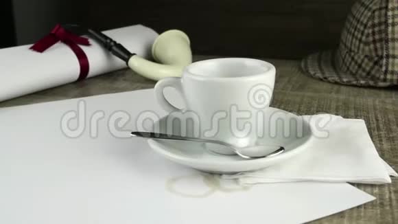 咖啡杯纸和侦探帽视频的预览图