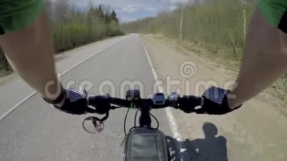 在公路上骑自行车第一人称观点视频录像视频的预览图